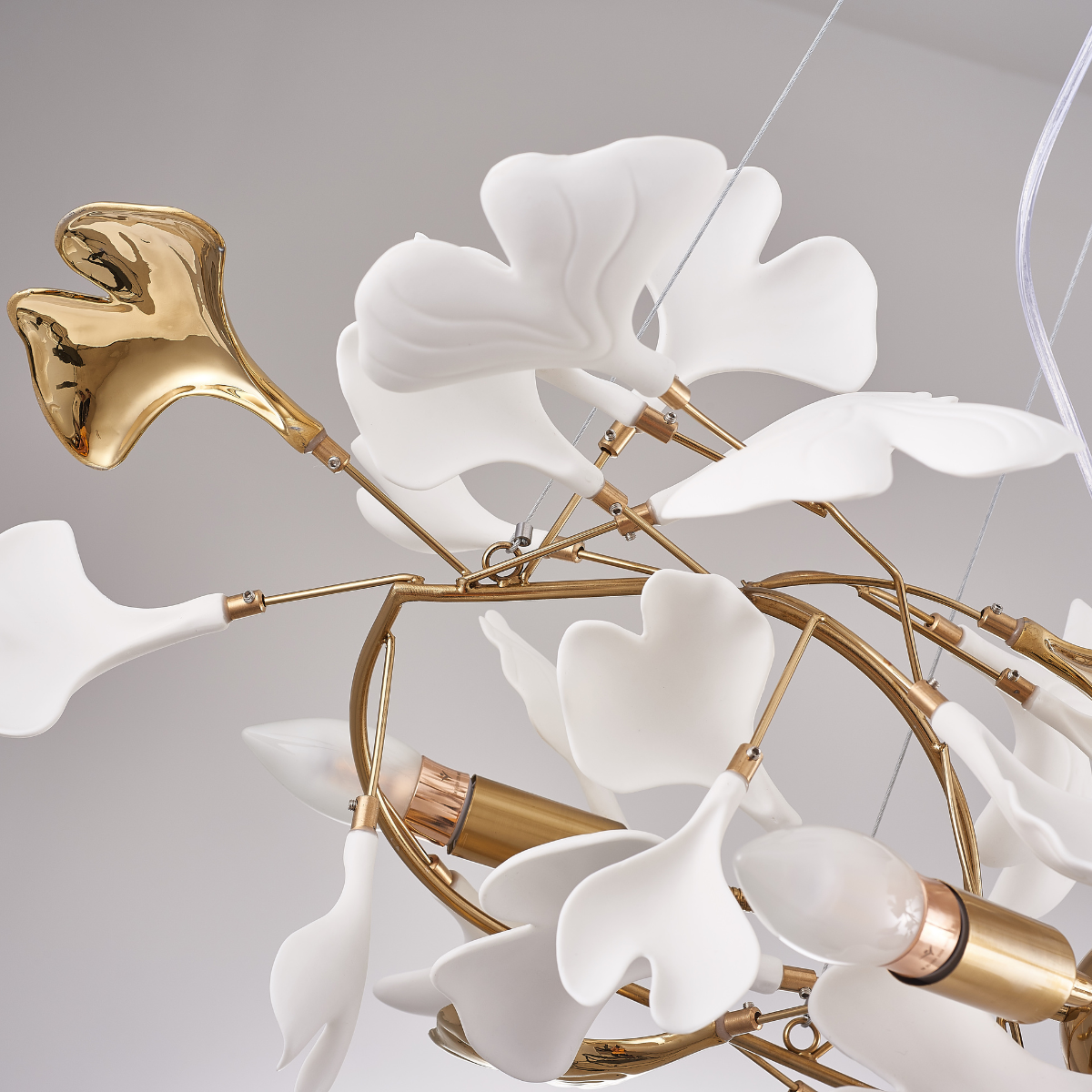 NatureGlow – Elegant Ginkgo Leaf Pendant