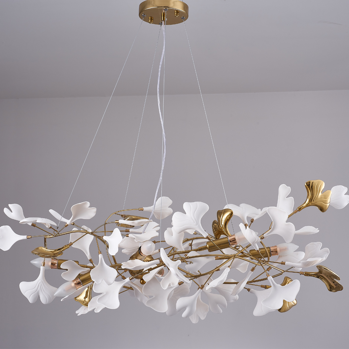 NatureGlow – Elegant Ginkgo Leaf Pendant