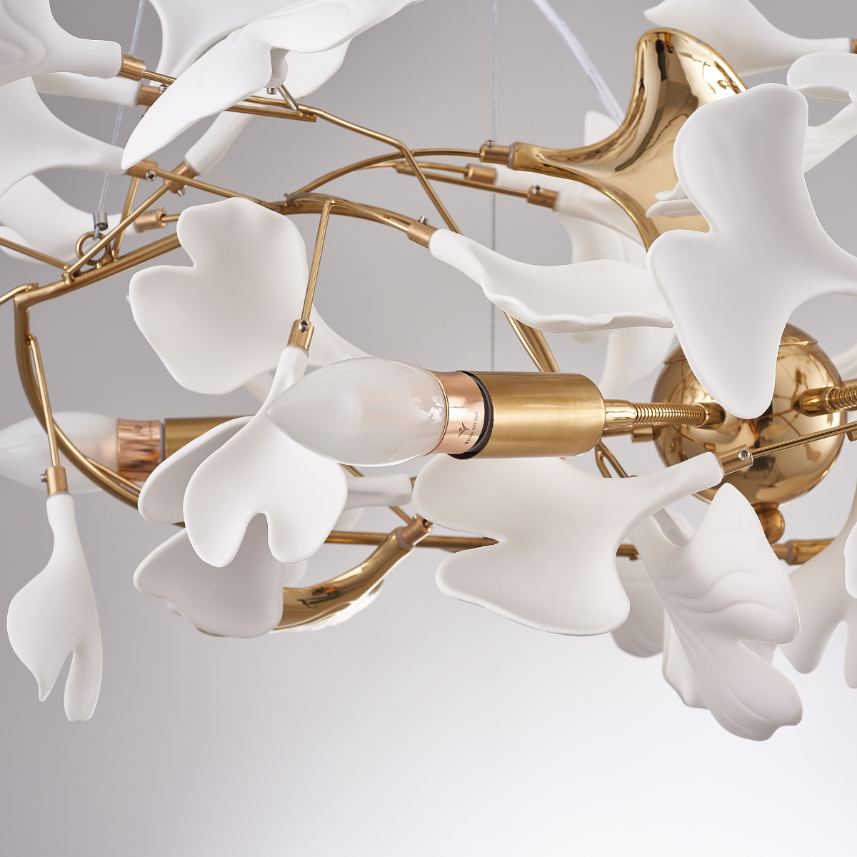 NatureGlow – Elegant Ginkgo Leaf Pendant