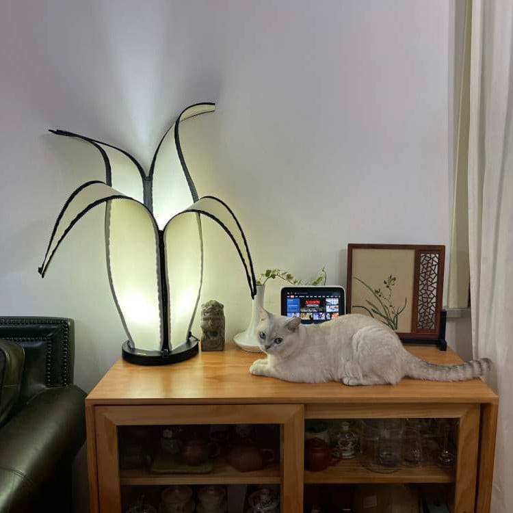 GlowBanana - Table Lamp with Joyful Banana Shape and Soft Radiance