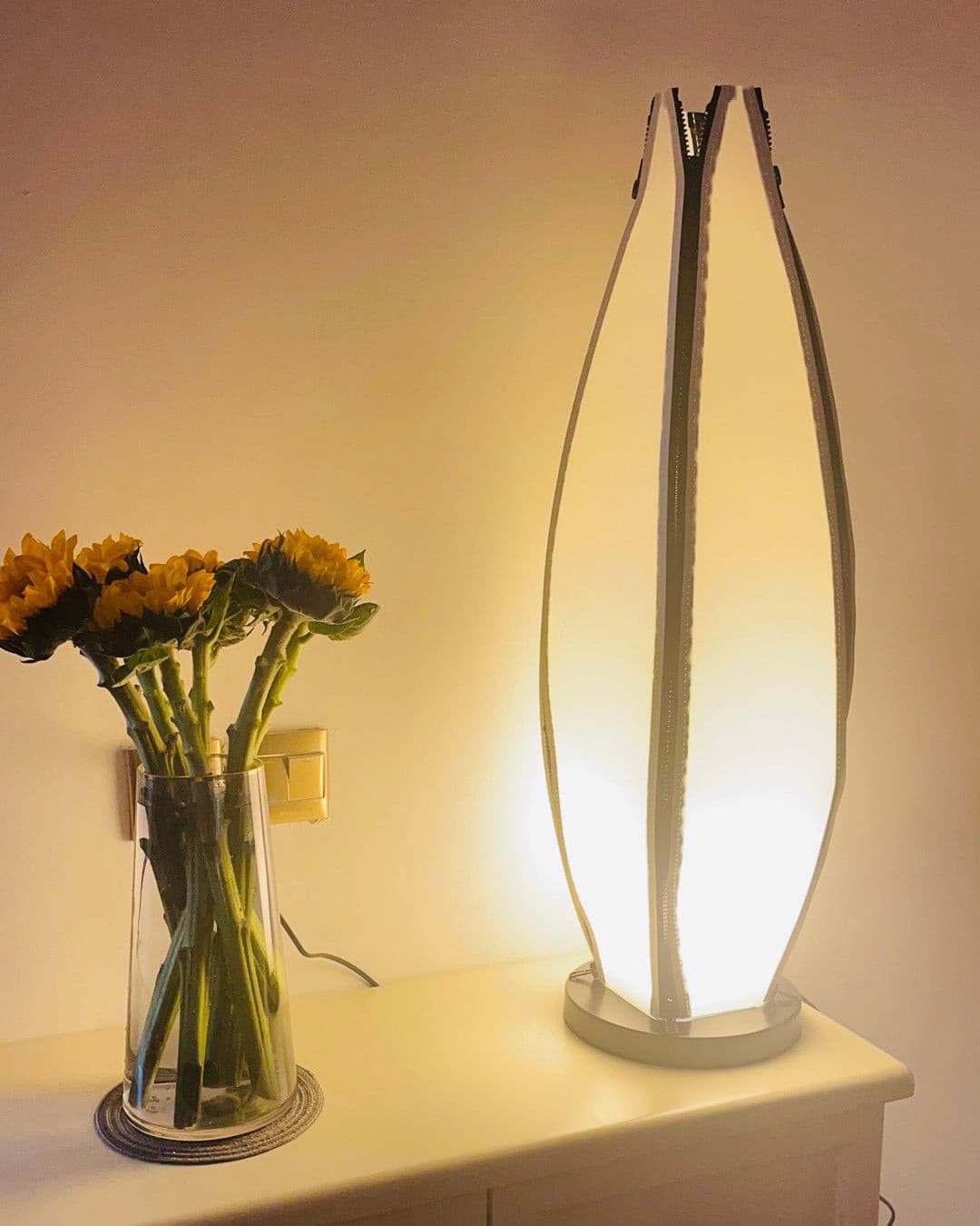 GlowBanana - Table Lamp with Joyful Banana Shape and Soft Radiance