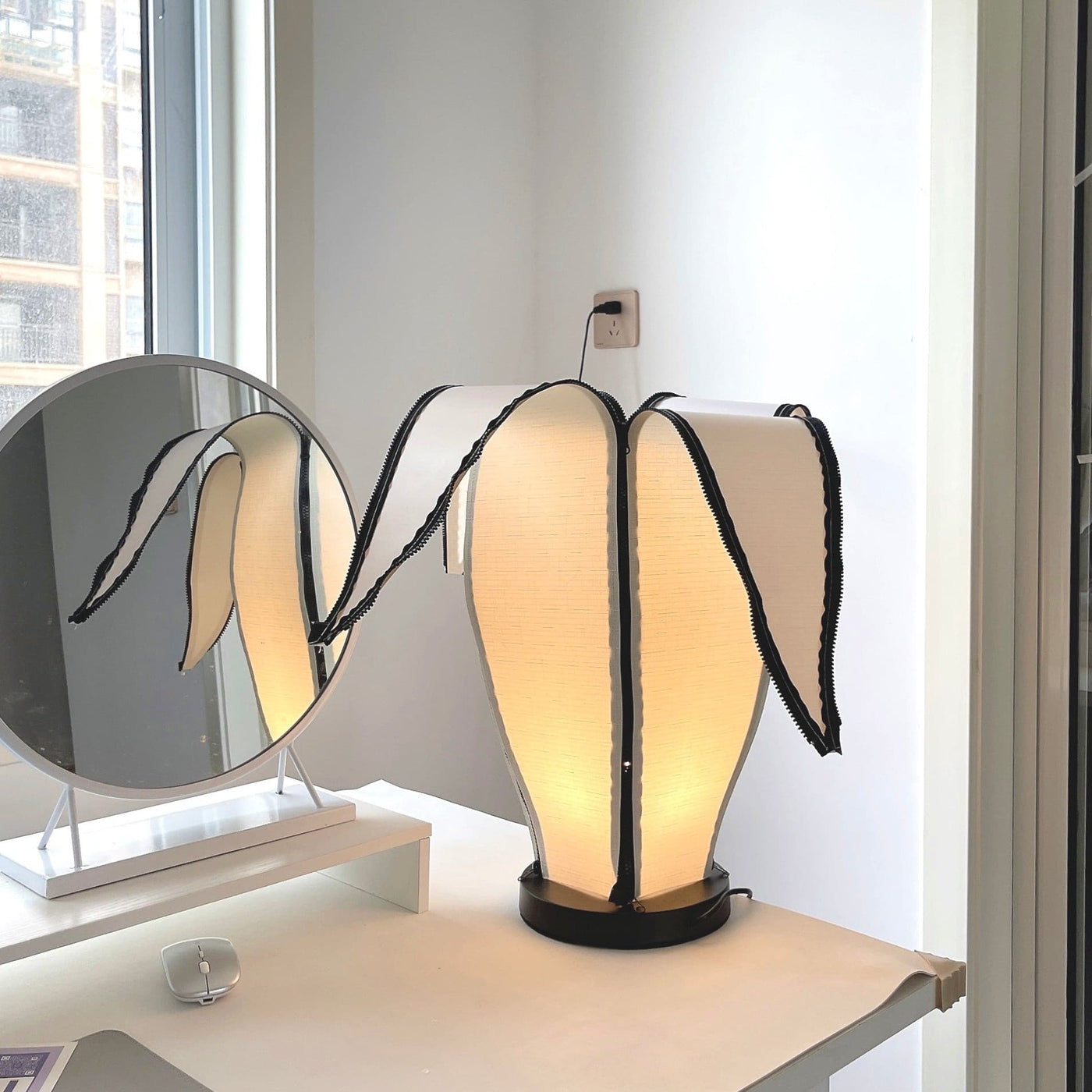 GlowBanana - Table Lamp with Joyful Banana Shape and Soft Radiance