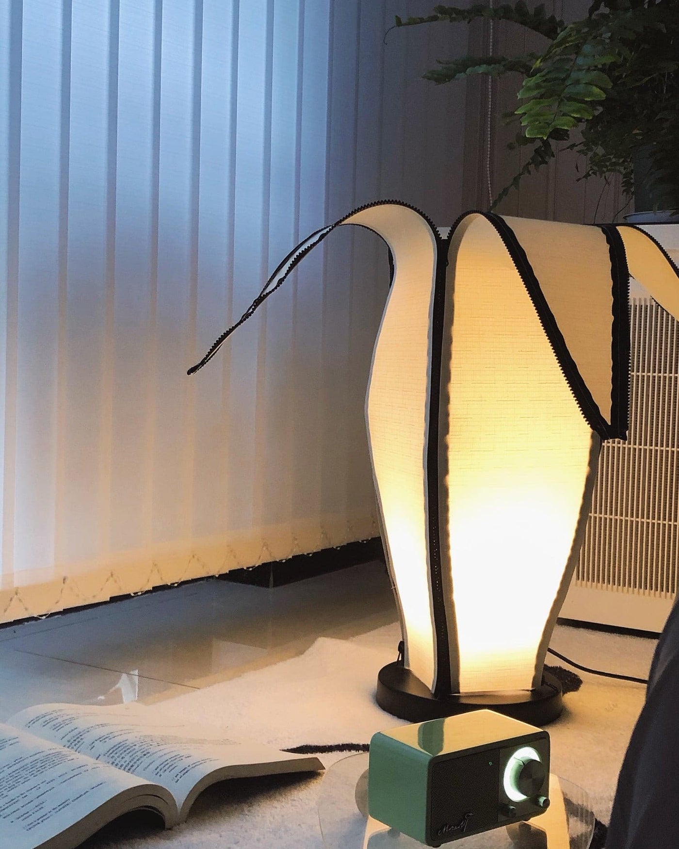 GlowBanana - Table Lamp with Joyful Banana Shape and Soft Radiance