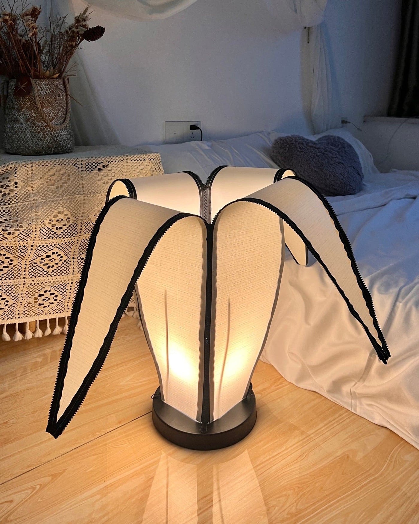 GlowBanana - Table Lamp with Joyful Banana Shape and Soft Radiance