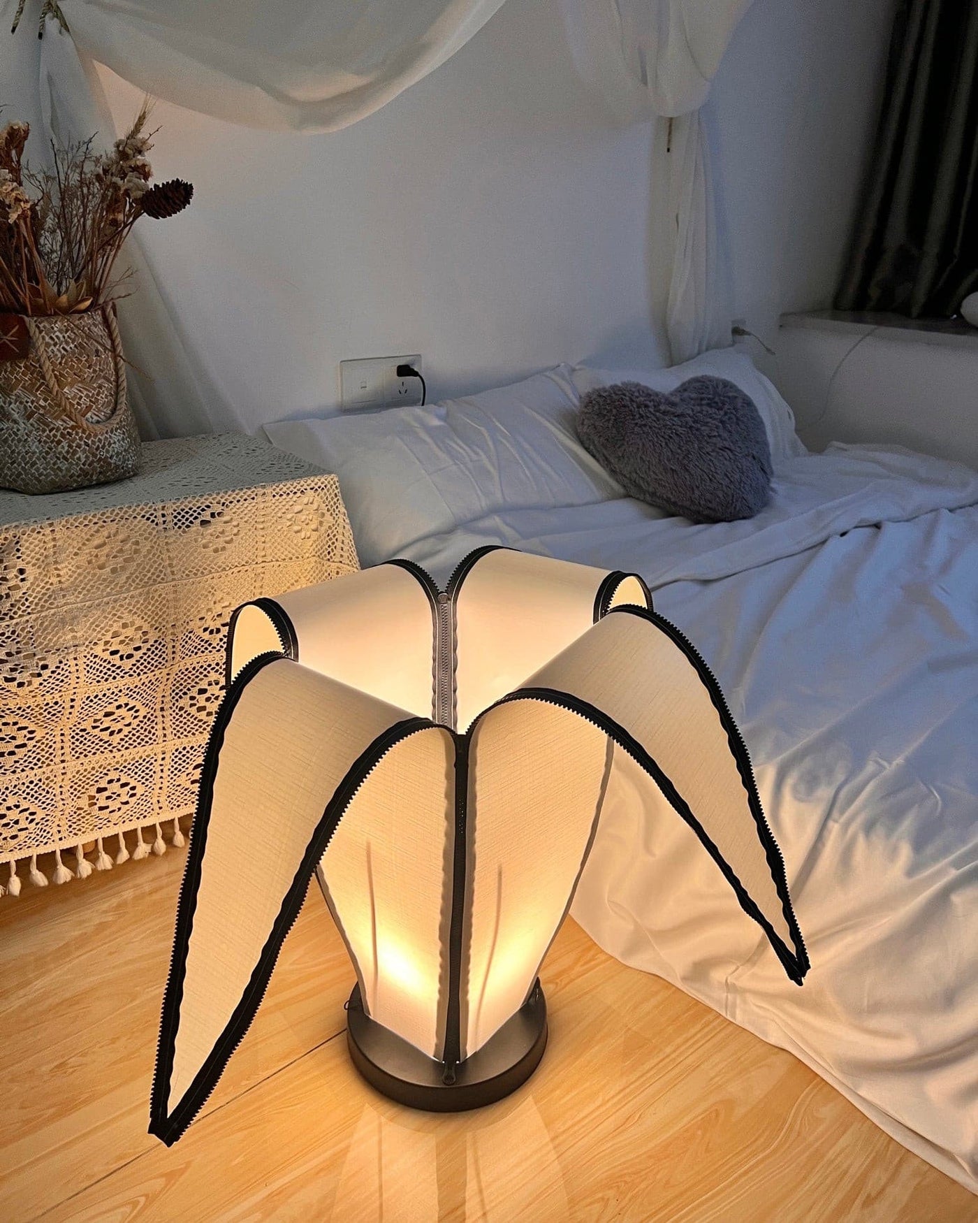 GlowBanana - Table Lamp with Joyful Banana Shape and Soft Radiance