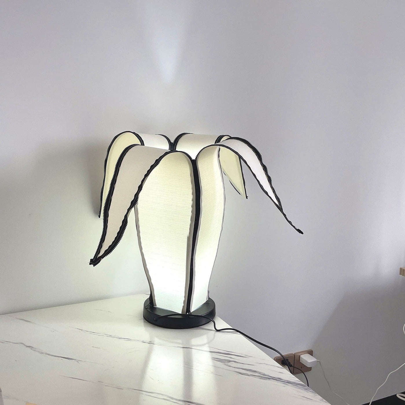 GlowBanana - Table Lamp with Joyful Banana Shape and Soft Radiance