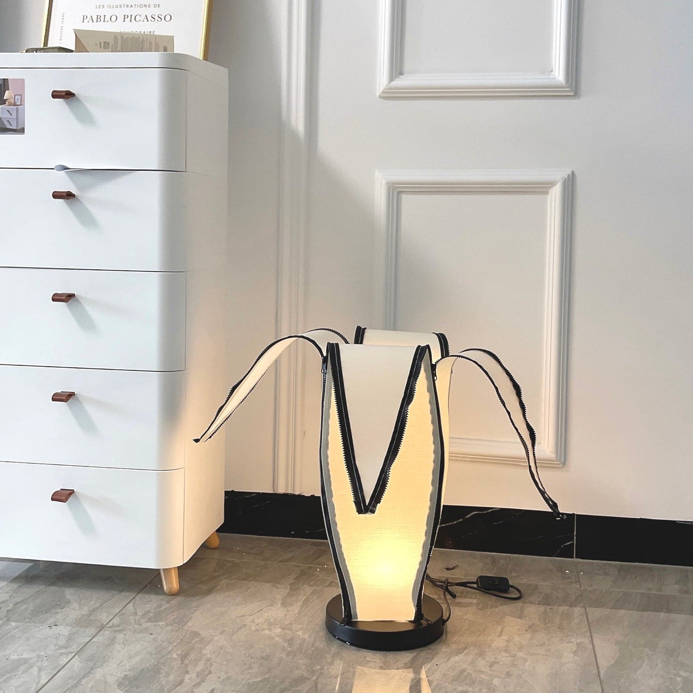 GlowBanana - Table Lamp with Joyful Banana Shape and Soft Radiance