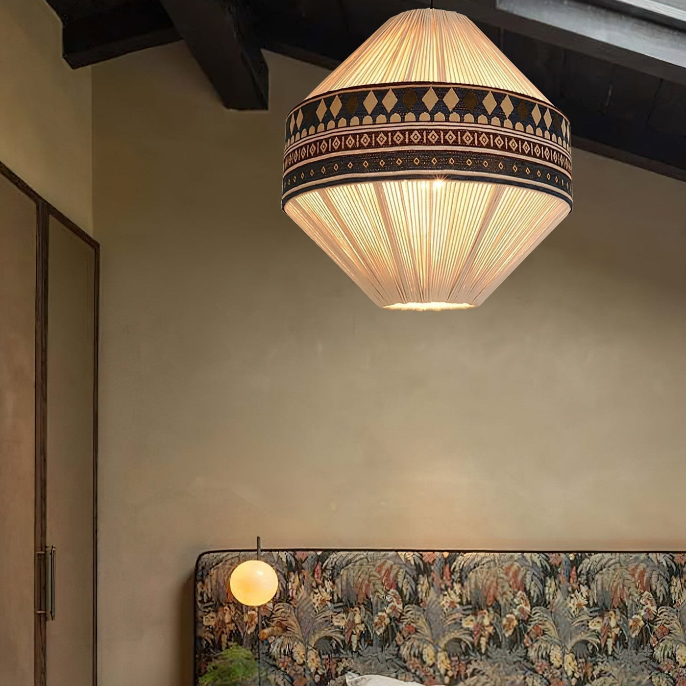BohoFringe – Artistic Pendant Lamp with Flowing Fringes for Bohemian Charm