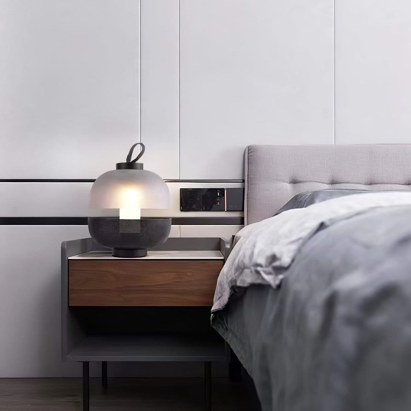 LuxeEra - Table Lamp with Timeless Design and Soft Illumination