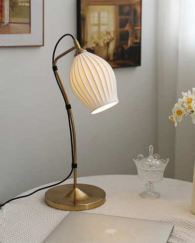 LumeCurve – Elegant Ceramic Table Lamp with Ribbed Texture