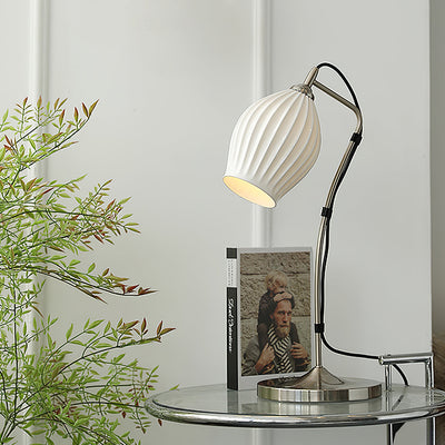 LumeCurve – Elegant Ceramic Table Lamp with Ribbed Texture