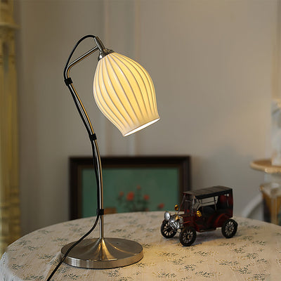 LumeCurve – Elegant Ceramic Table Lamp with Ribbed Texture