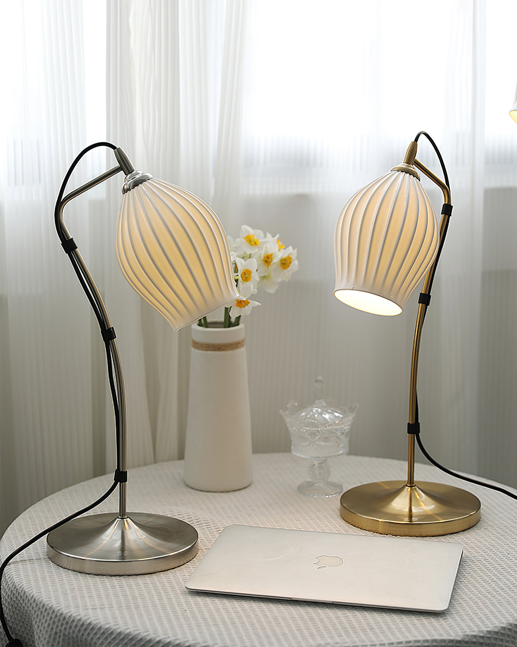 LumeCurve – Elegant Ceramic Table Lamp with Ribbed Texture