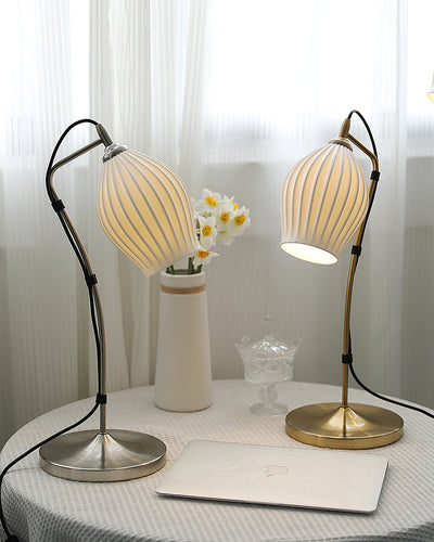 LumeCurve – Elegant Ceramic Table Lamp with Ribbed Texture