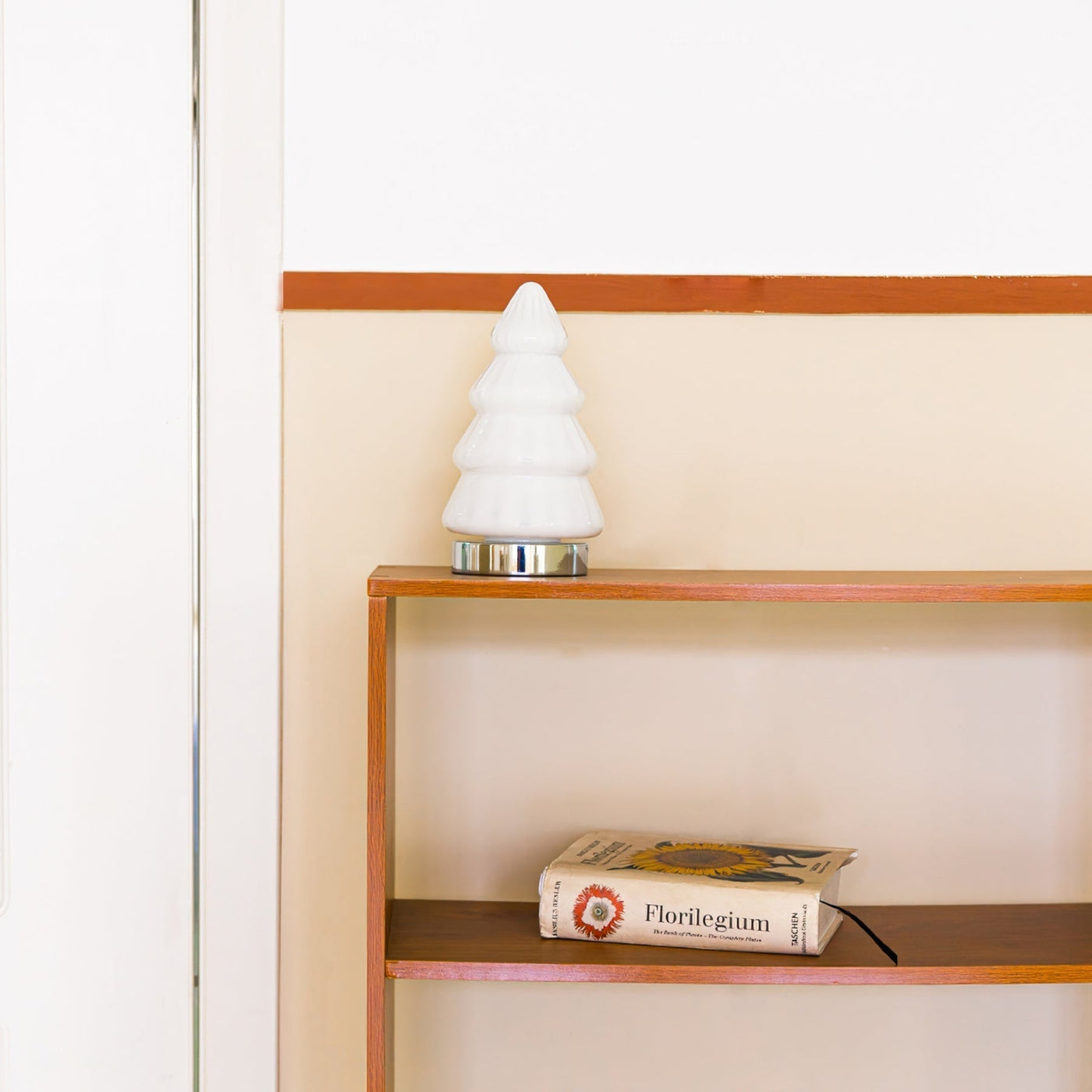 LuxeBranch – Sophisticated Tree-Inspired Table Lamp