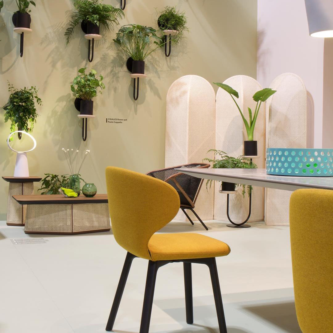 EclipseGlow - Table Lamp with Sleek Design and Atmospheric Lighting