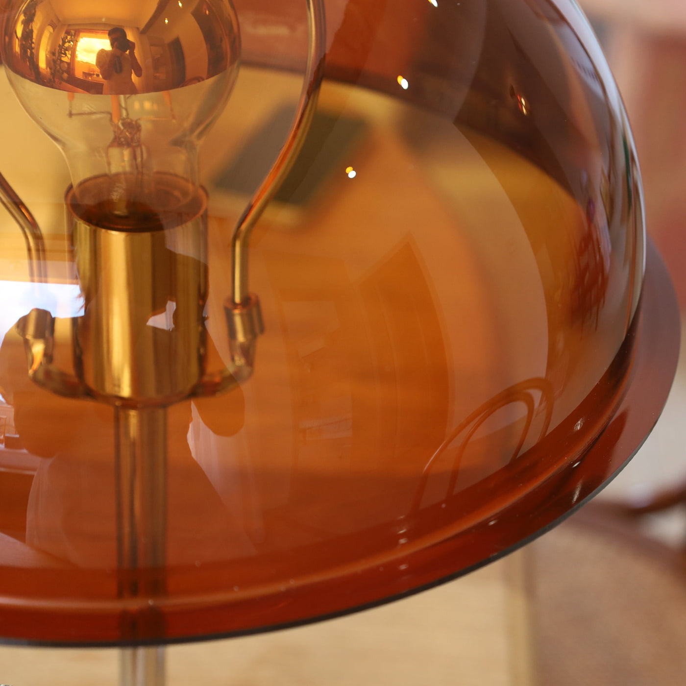 LuxeLight – Elegant Silver Table Lamp with Acrylic Accents