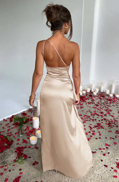 Elegant Satin Dress with High Slit and One-Shoulder Design – Luxurious Evening Wear