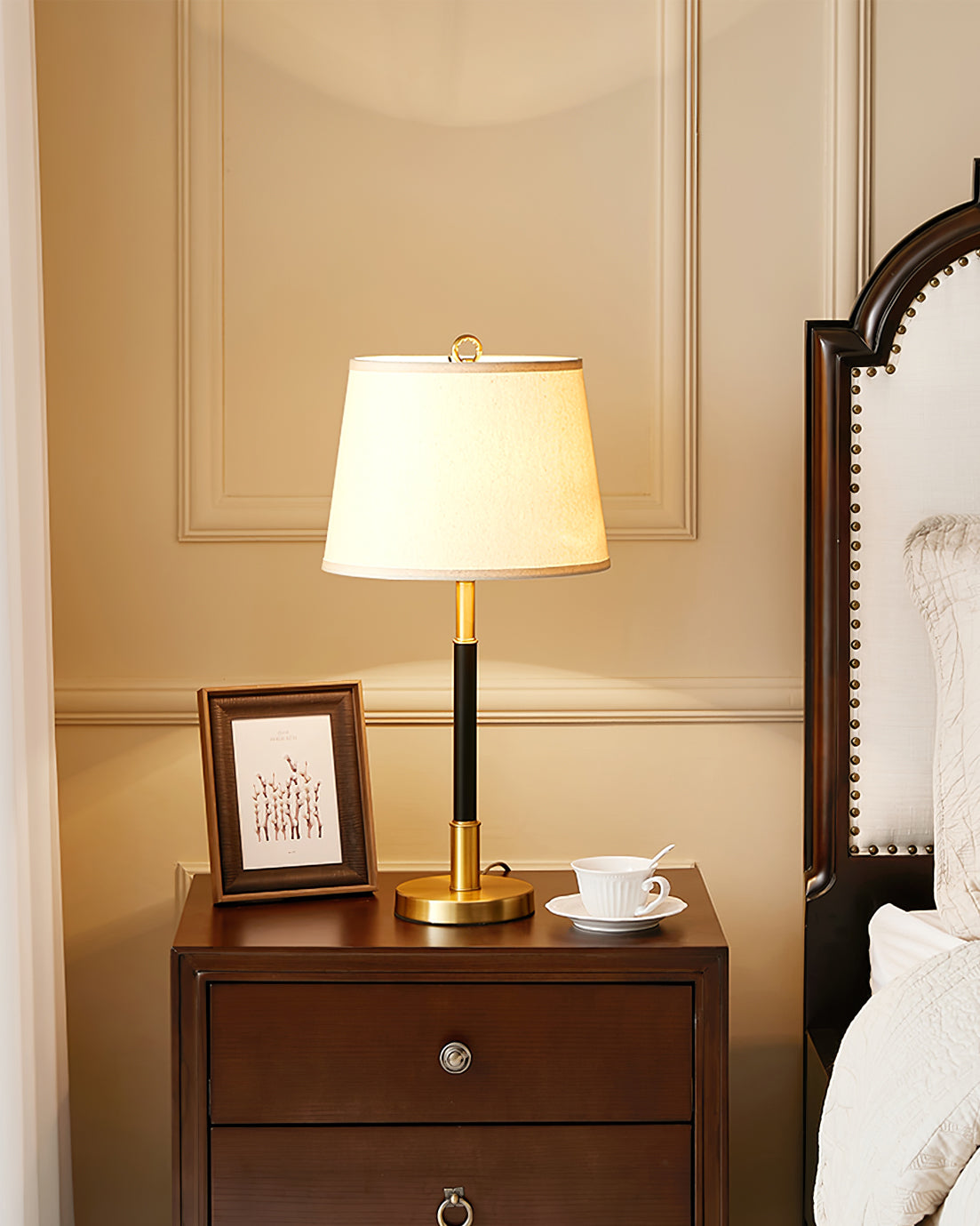 RadiantBrass – Luxurious Brass Table Lamp with Warm Glow