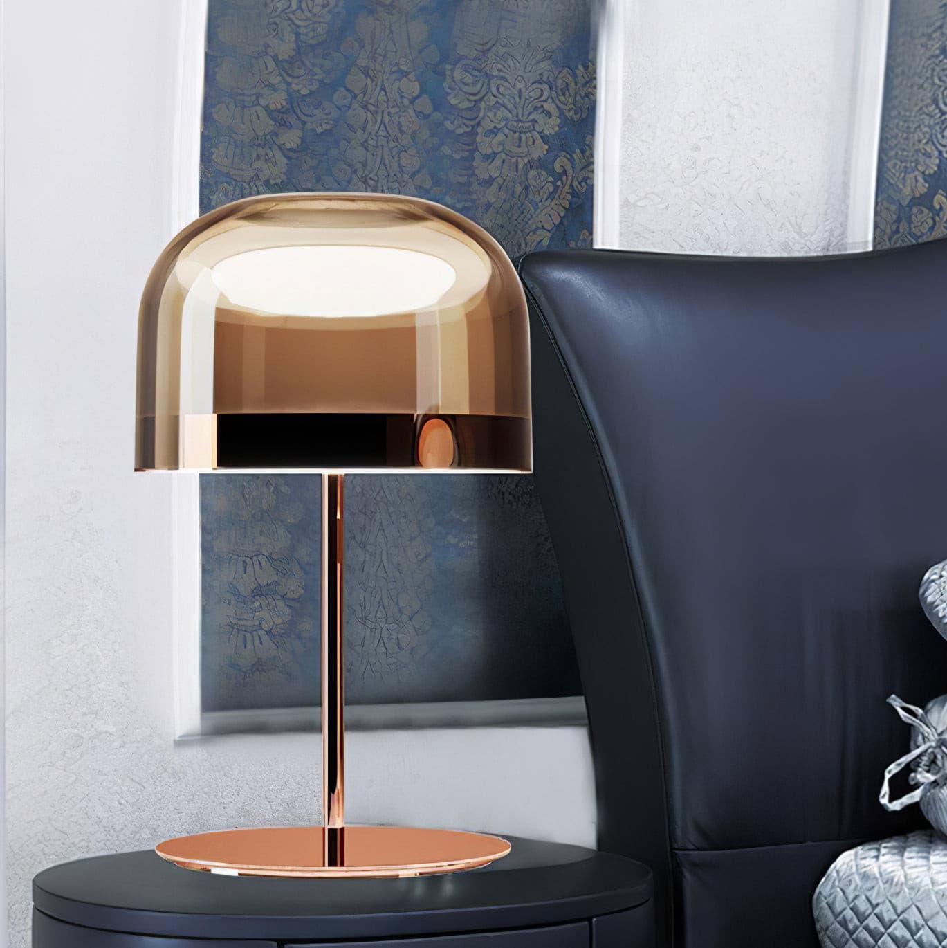 SereneGlow - Table Lamp with Harmonious Design and Gentle Light Spread