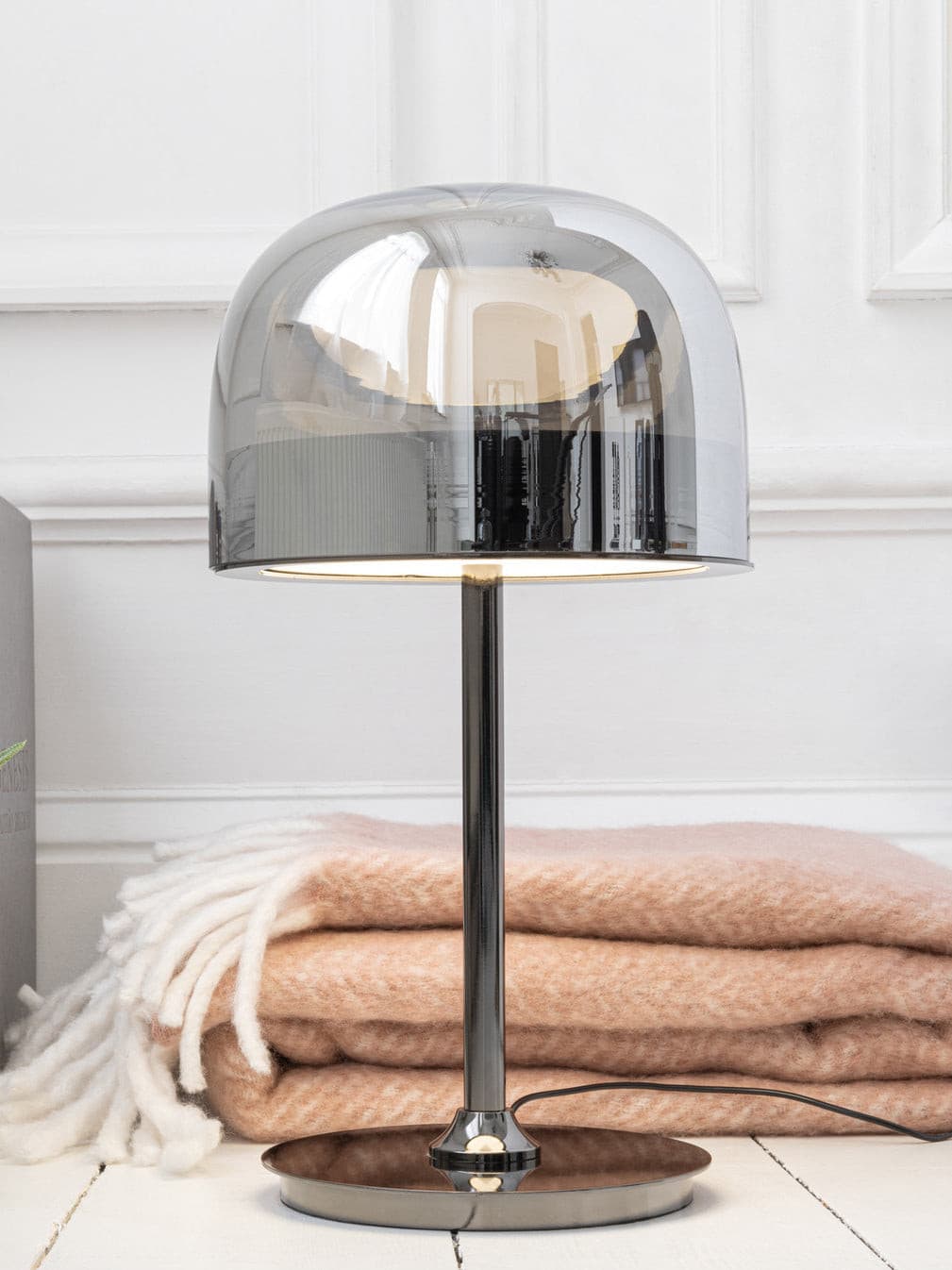 SereneGlow - Table Lamp with Harmonious Design and Gentle Light Spread