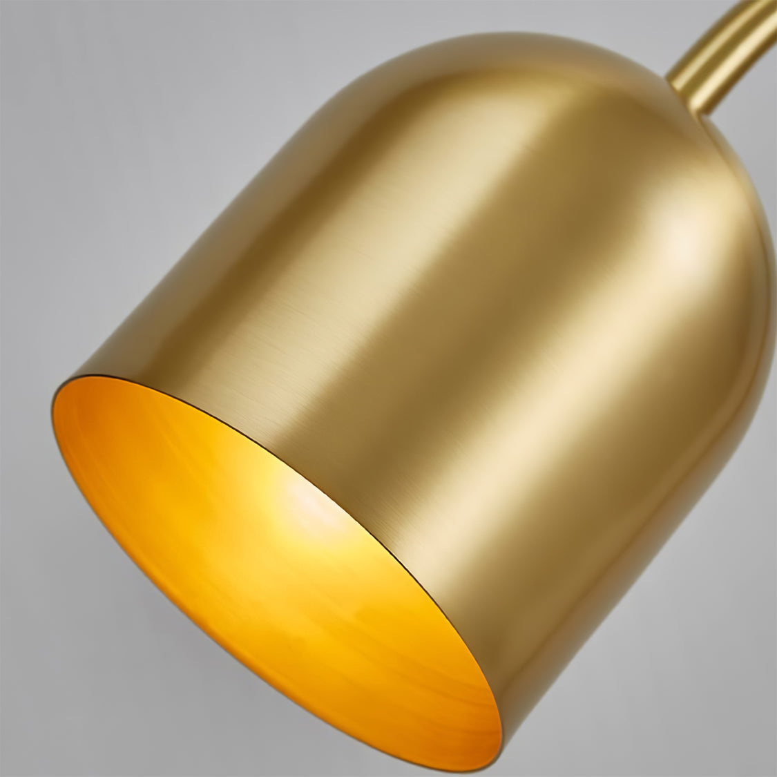 BrassGlow – Timeless Brass Table Lamp with Functional Design
