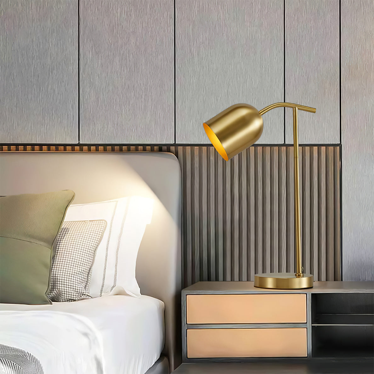 BrassGlow – Timeless Brass Table Lamp with Functional Design
