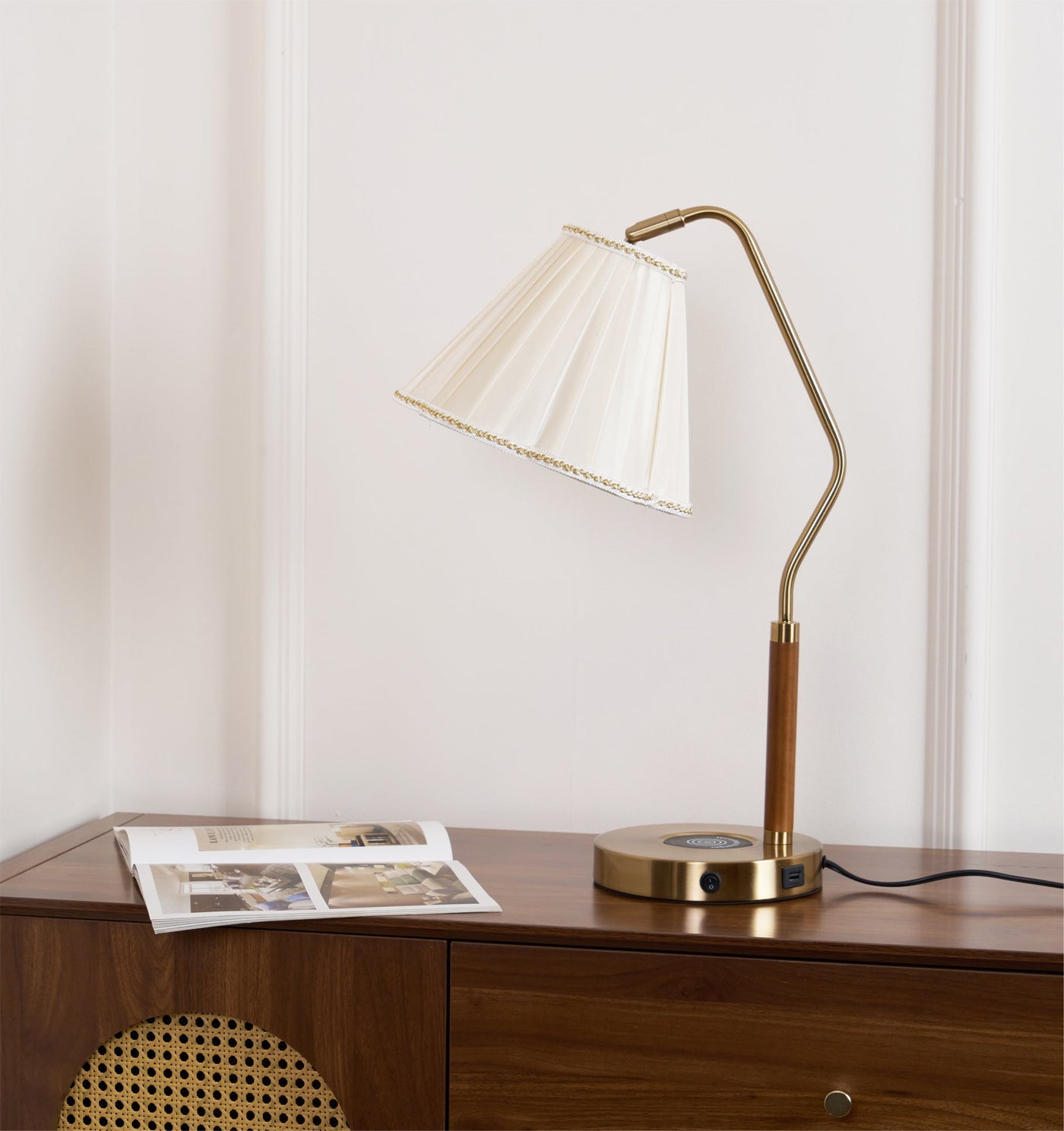 GlamourLux – Luxurious Fabric Table Lamp