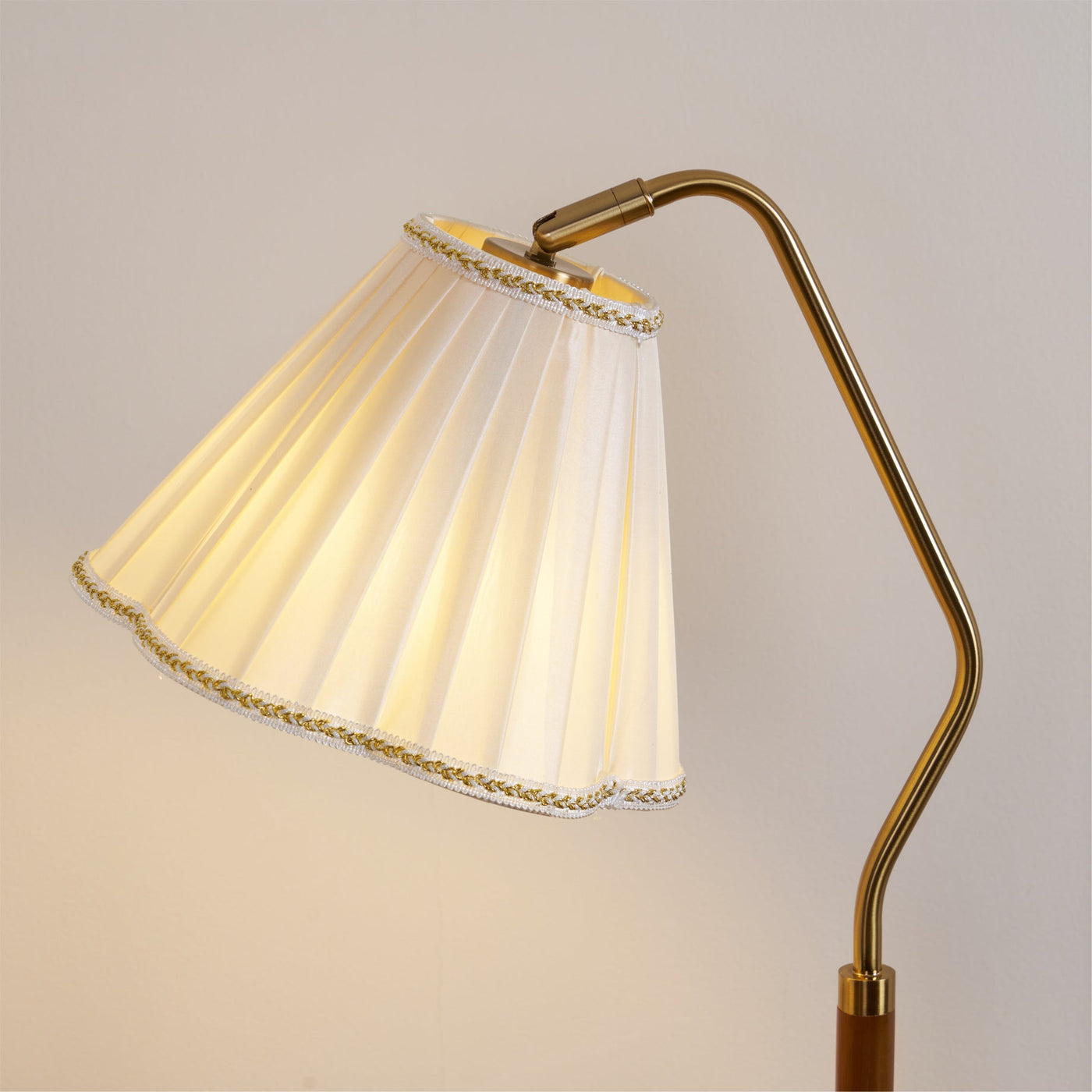 GlamourLux – Luxurious Fabric Table Lamp