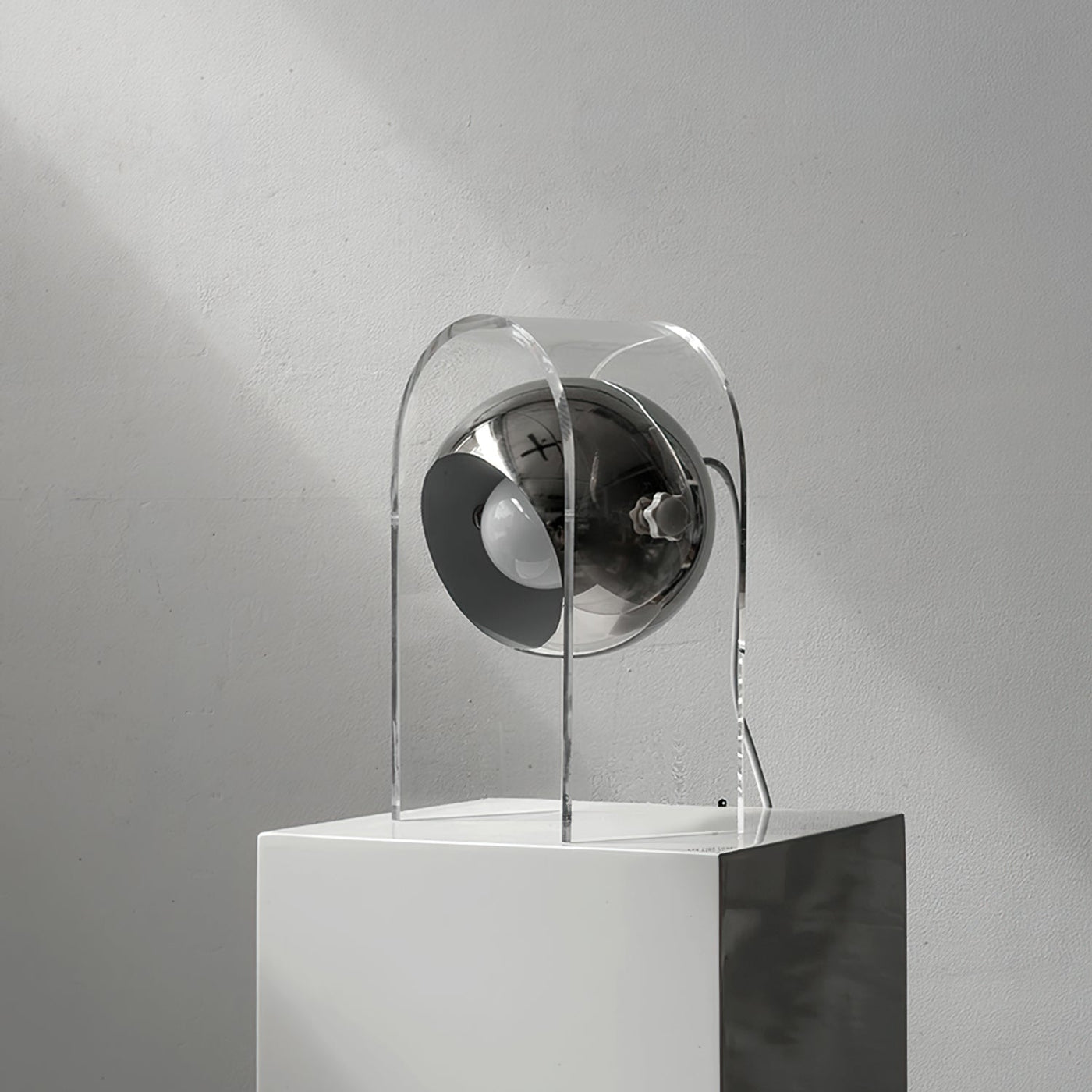 LuxeTouch - Sophisticated Table Lamp with Touch Activation
