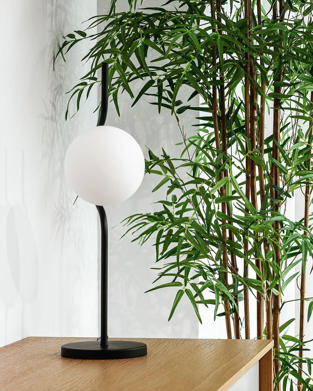 HoverGlow - Table Lamp with Weightless Design and Warm Illumination