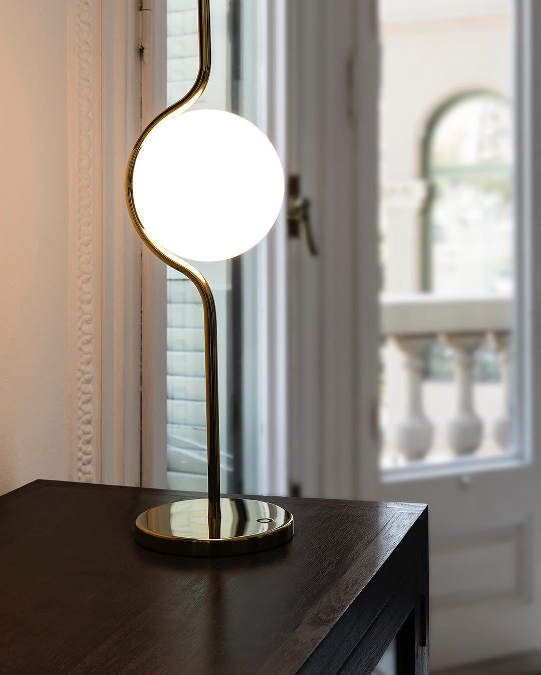 HoverGlow - Table Lamp with Weightless Design and Warm Illumination
