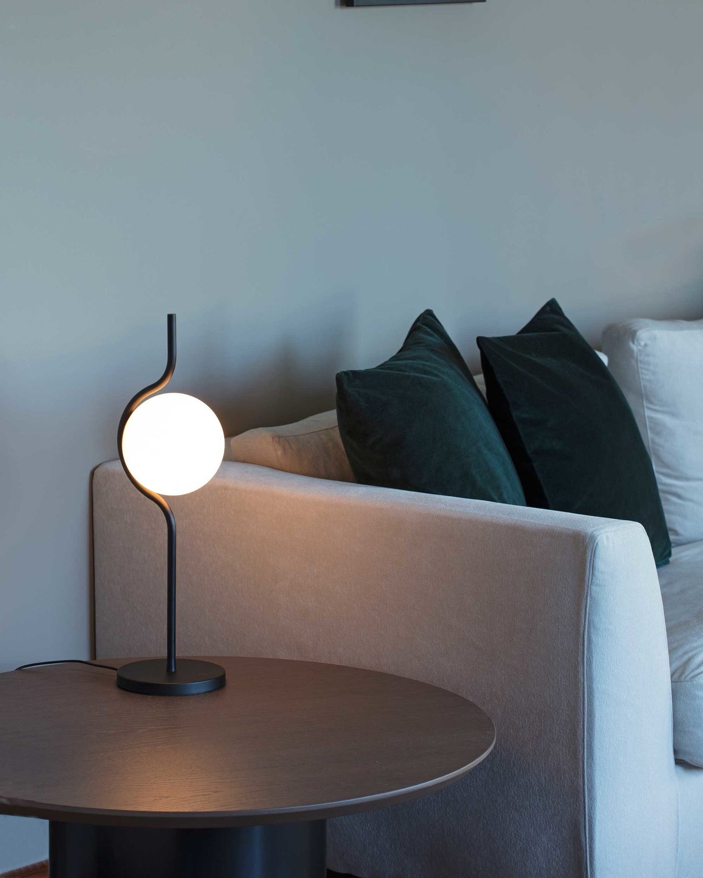 HoverGlow - Table Lamp with Weightless Design and Warm Illumination