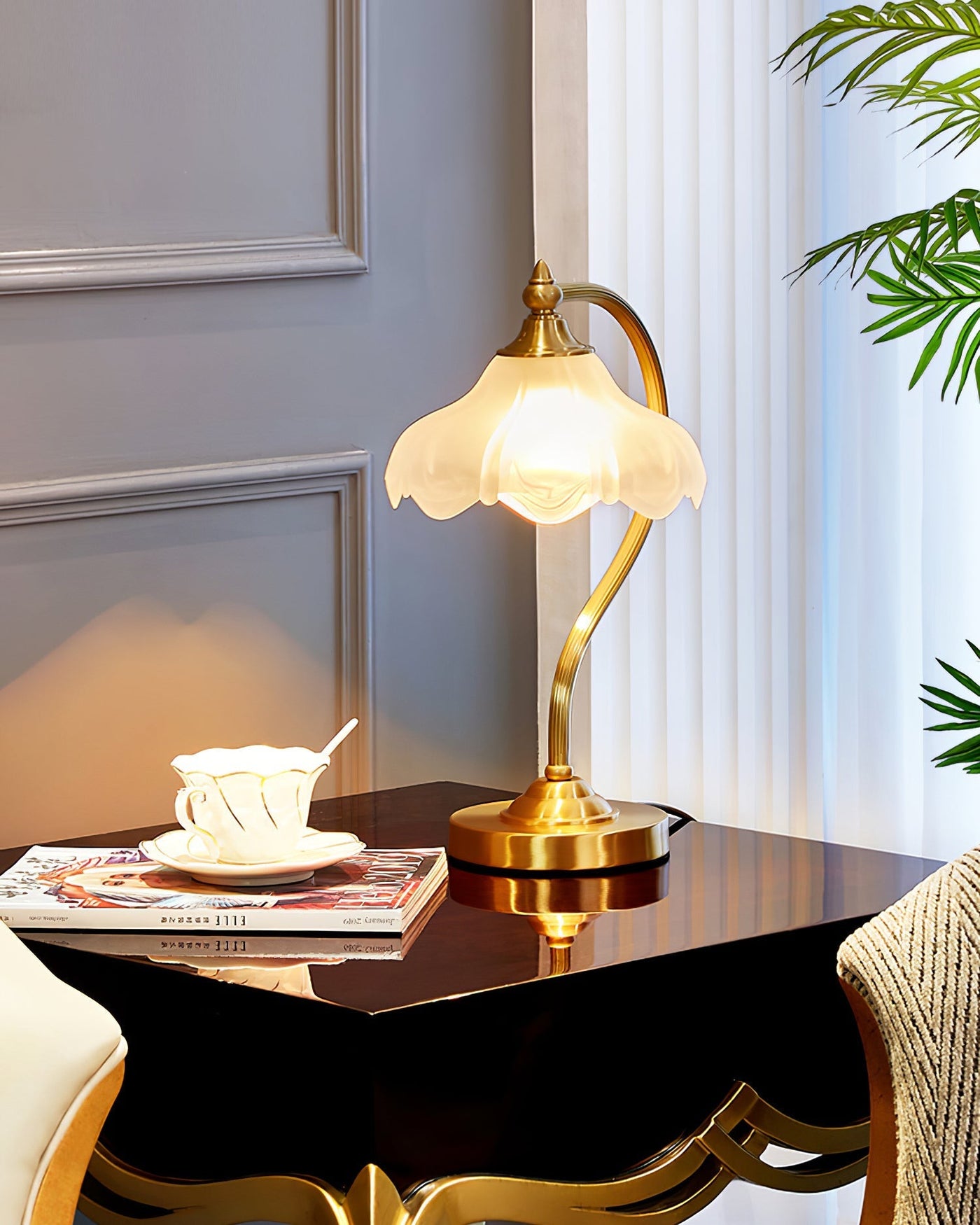 FloraLuxe - Sophisticated Table Light