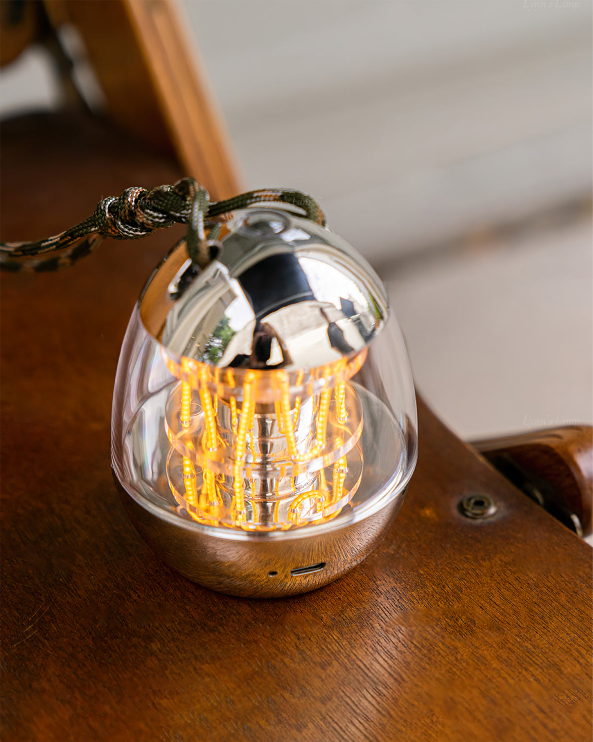 MiniEggLight - Elegant Desk Lamp