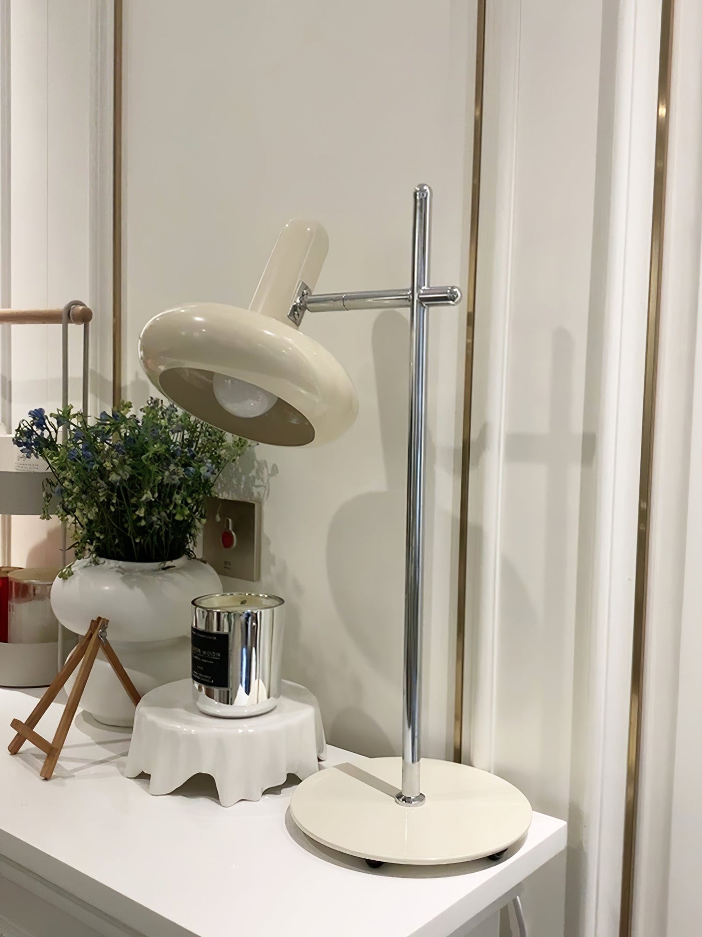 LuxeOptima - Elegant Table Lamp with Classic Design and Soft Glow