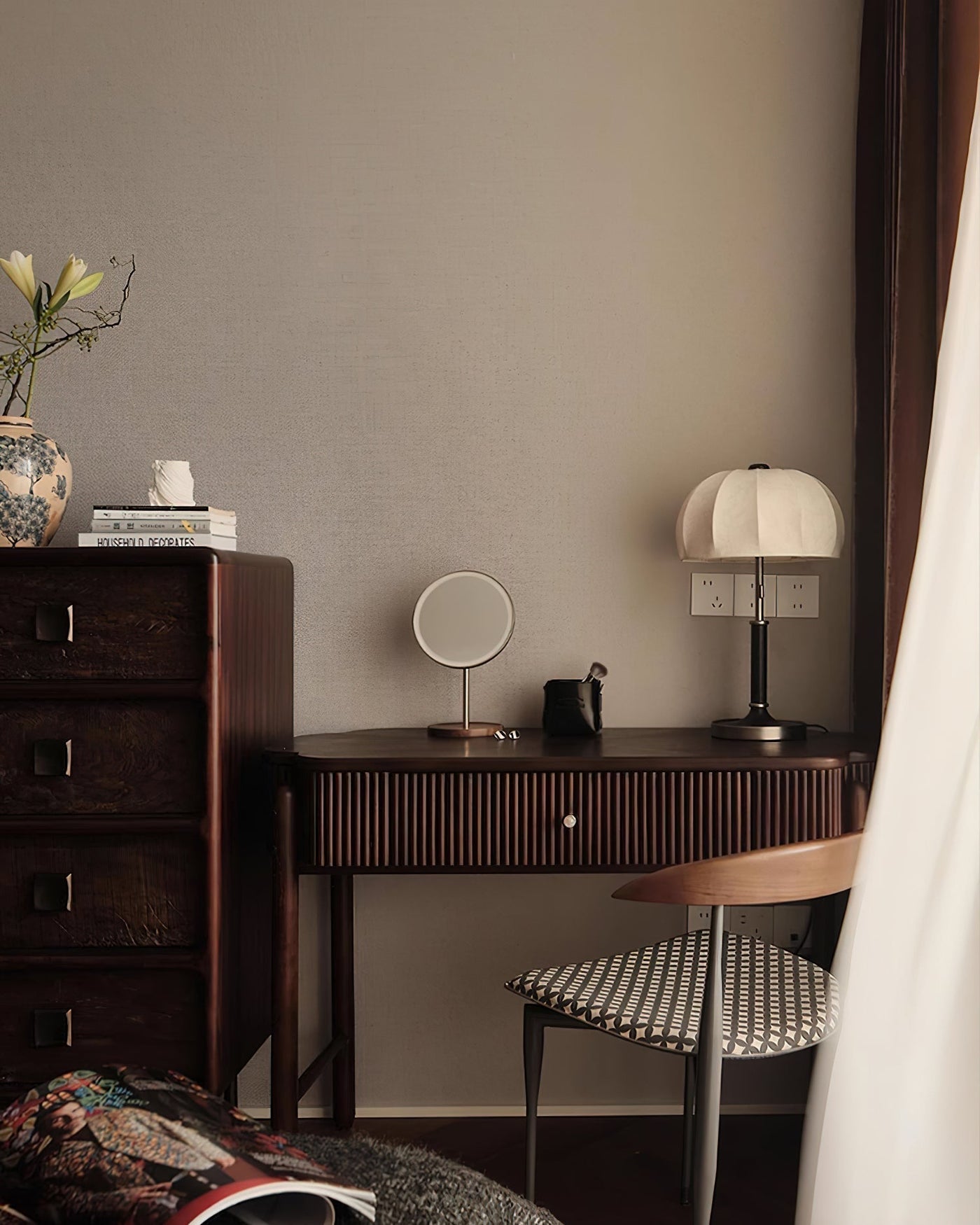 OrchidLite - Stijlvolle Tafel Lamp met Moderne Stofkap