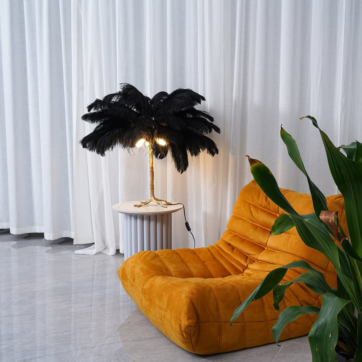 FeatherGlam – Luxurious Table Lamp