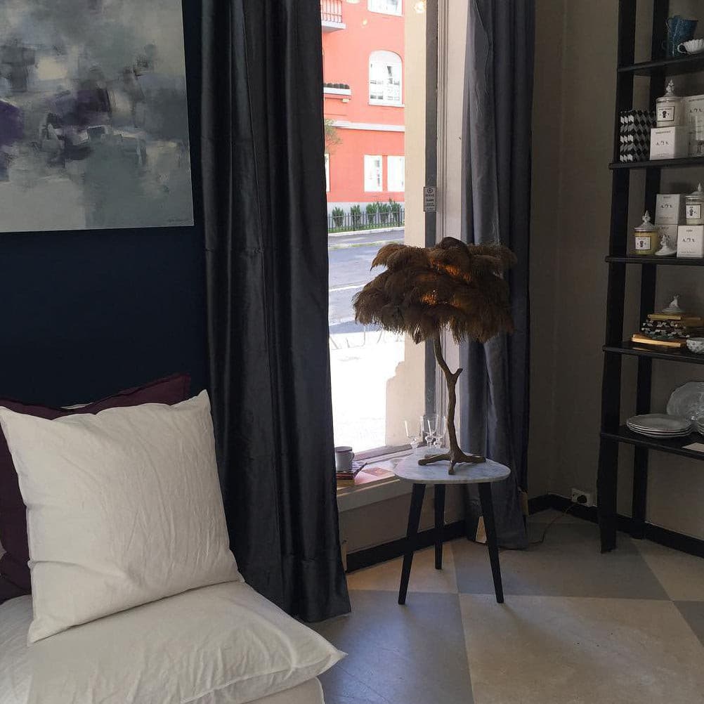 FeatherGlam – Luxurious Table Lamp