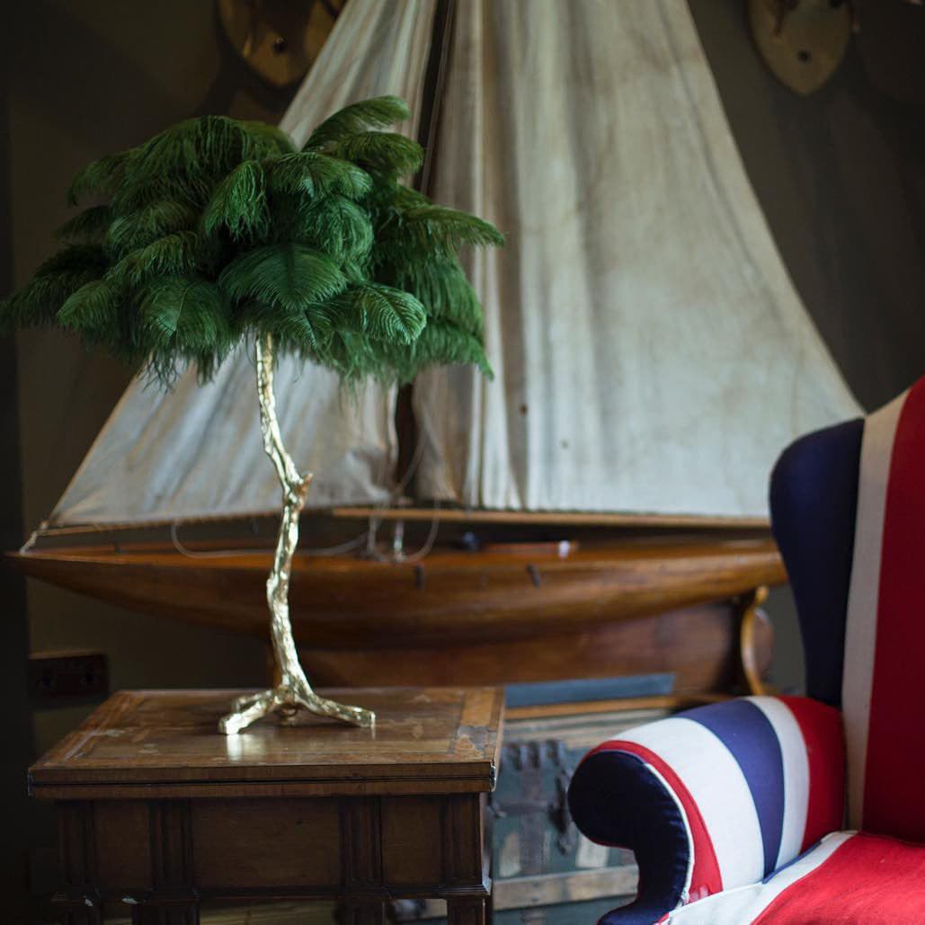 FeatherGlam – Luxurious Table Lamp