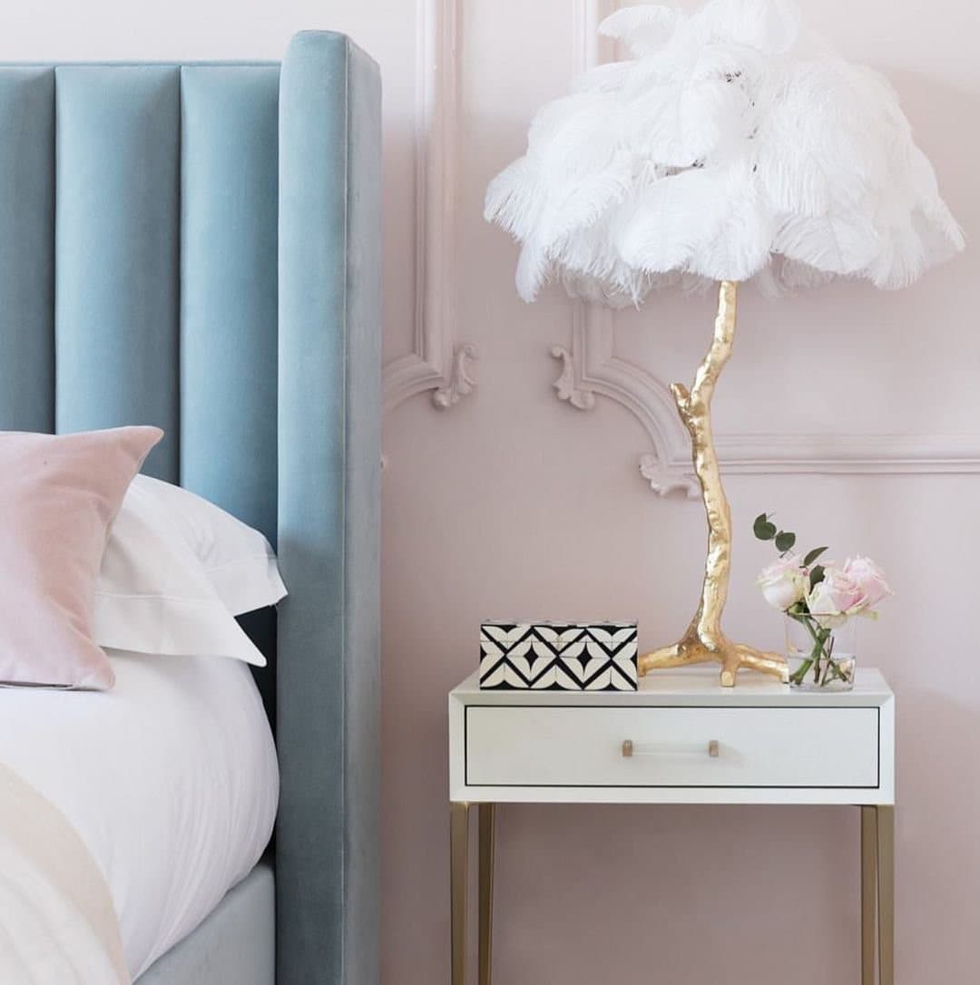 FeatherGlam – Luxurious Table Lamp
