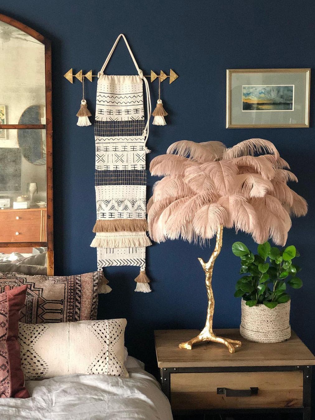 FeatherGlam – Luxurious Table Lamp