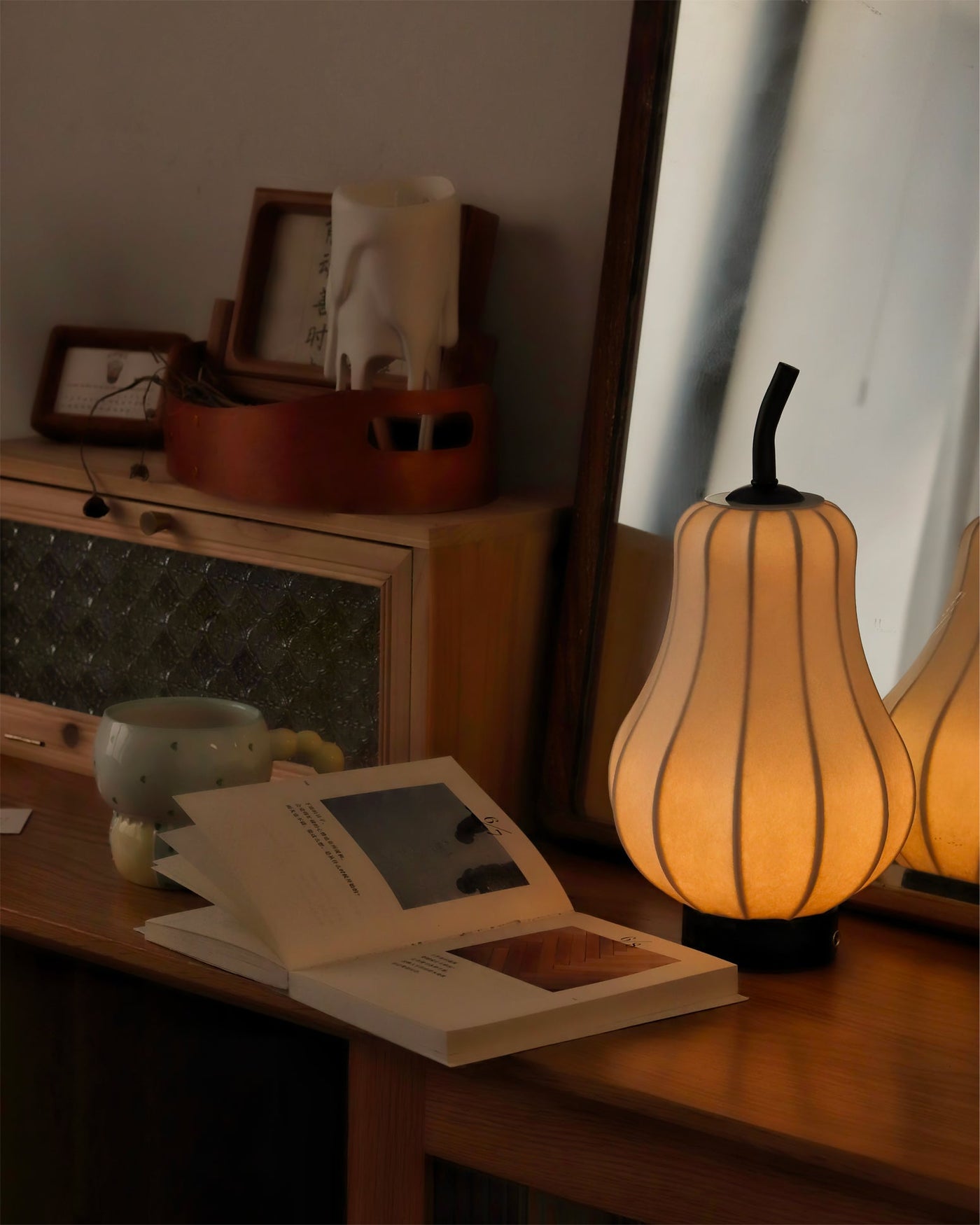 PearLume - Creative Table Lamp with Rechargeable Power