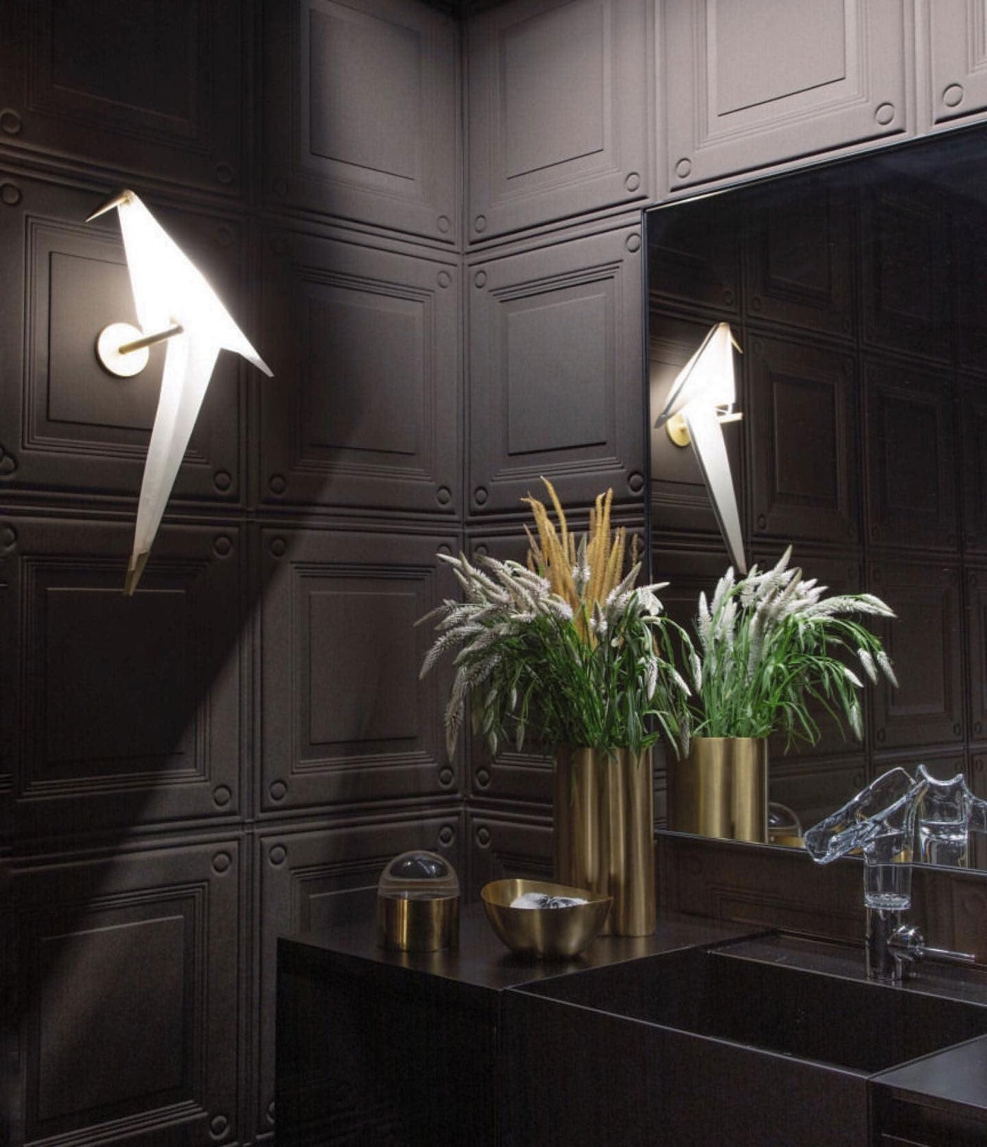 FeatherLuxe – Bird-Inspired Wall Lamp for a Whimsical Look