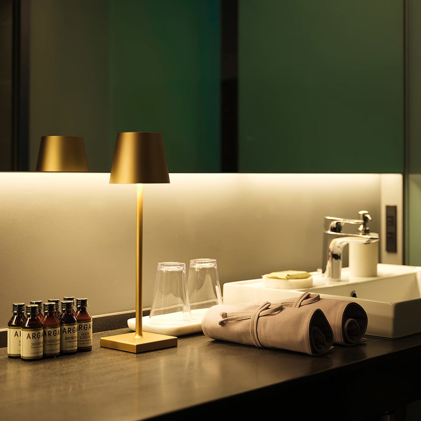 PoldLight – Modern LED Table Lamp with Charging Capability