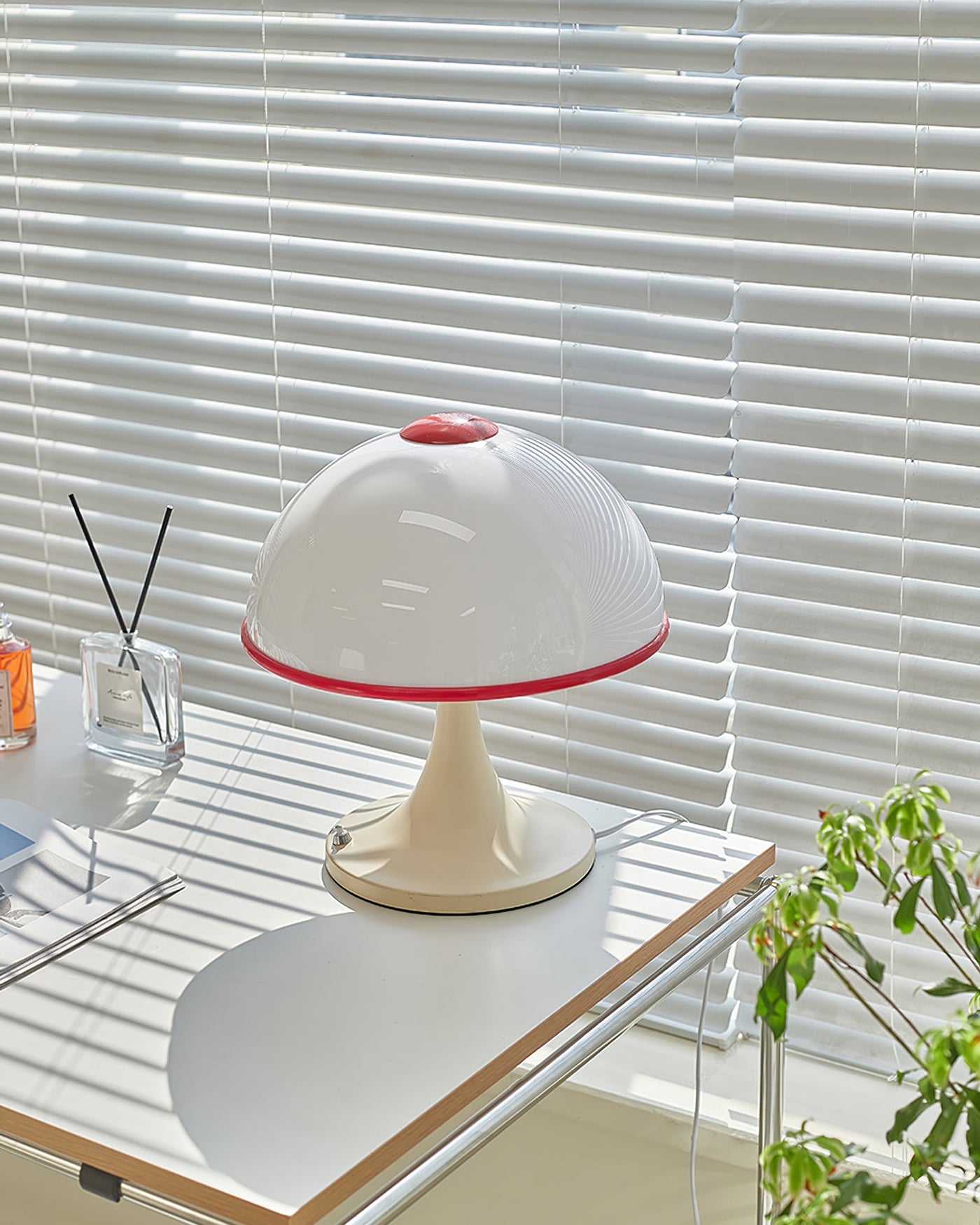 MushroomRadiance - Table Lamp with Sleek Base and Soft Lighting