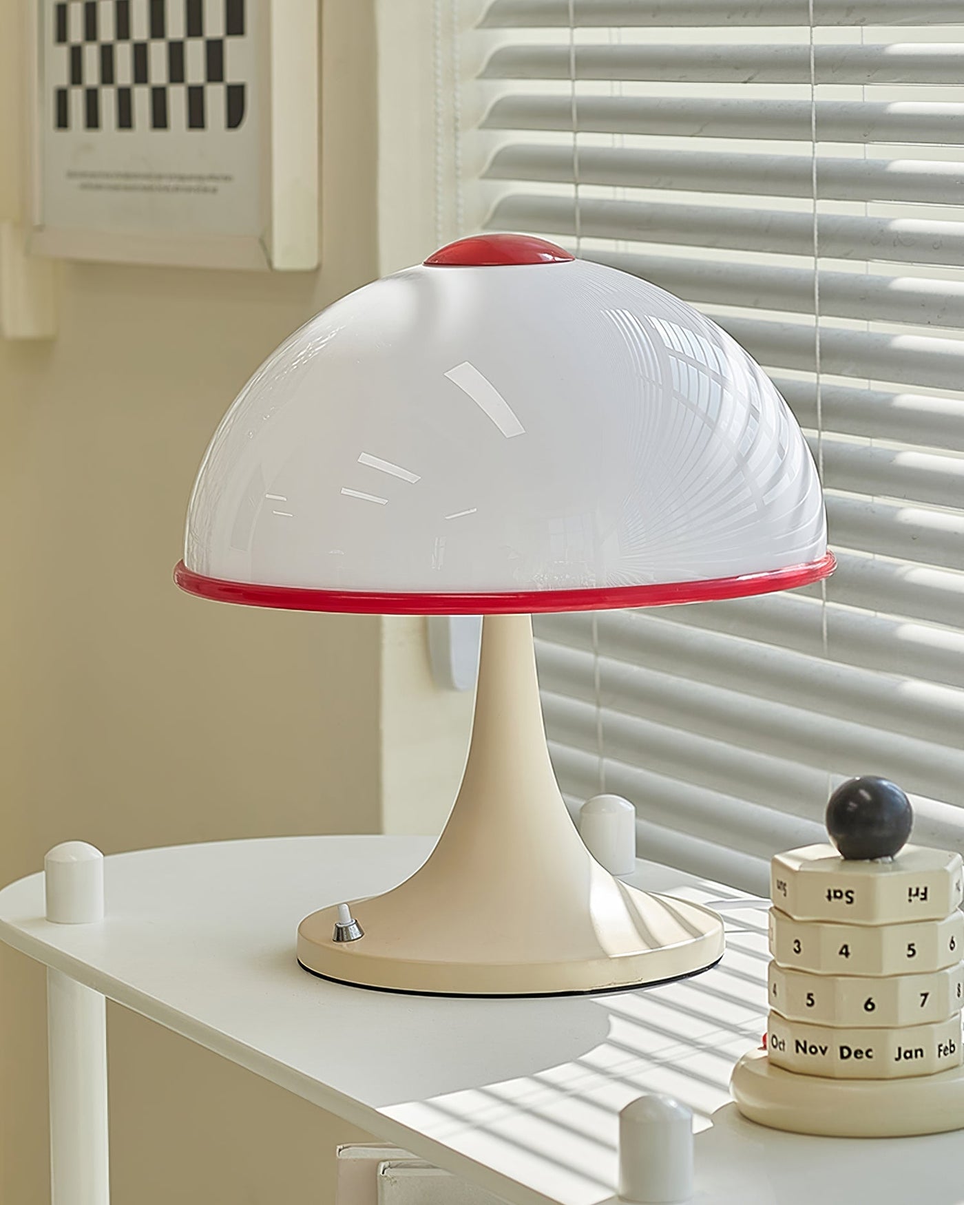 MushroomRadiance - Table Lamp with Sleek Base and Soft Lighting