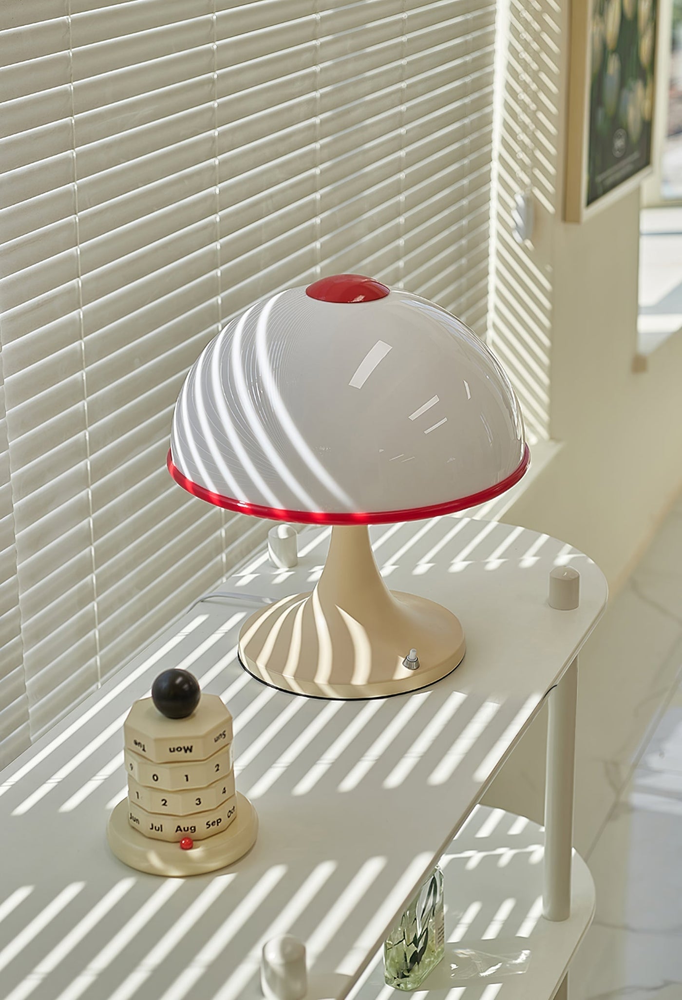 MushroomRadiance - Table Lamp with Sleek Base and Soft Lighting