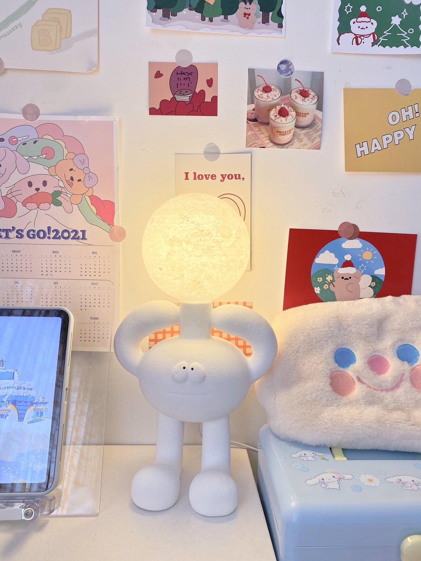 RoboLuxe - Table Lamp with Robot-Inspired Design and Cozy Illumination