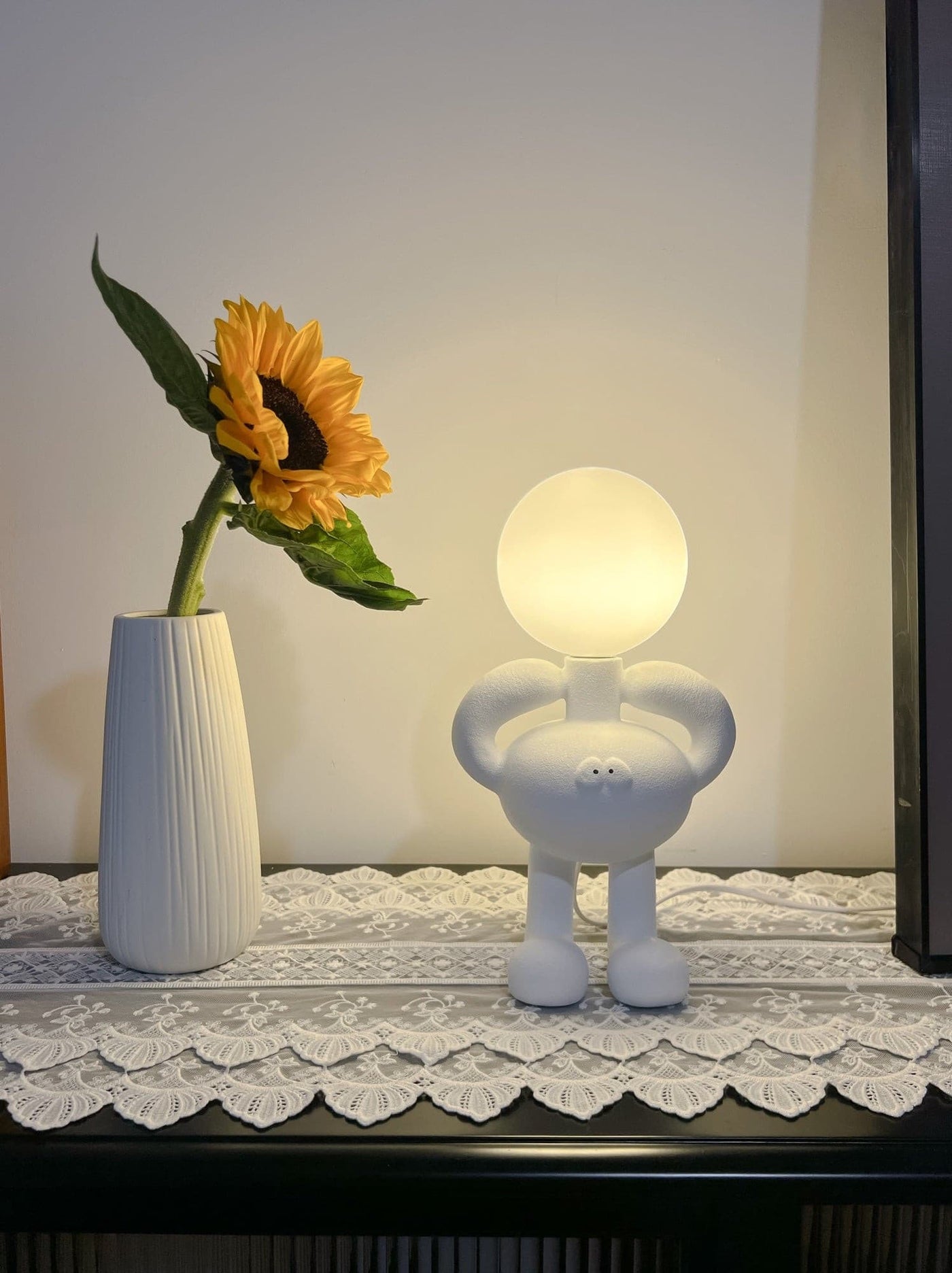 RoboLuxe - Table Lamp with Robot-Inspired Design and Cozy Illumination